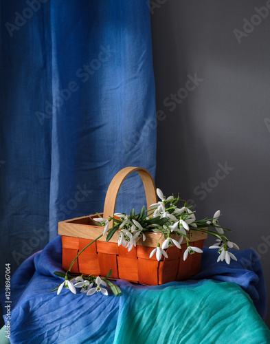 Obraz na płótnie A Vibrantly Colorful Basket Filled with Beautiful snowdrops. w salonie
