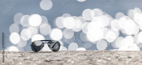 Sonnenbrille im Gegenlicht am Strand