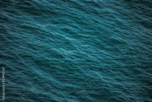 Blaue Wasseroberfläche als Hintergrund mit leichten Wellen