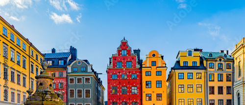 Bunte historische Fassadenhäuser in der Altstadt von Stockholm