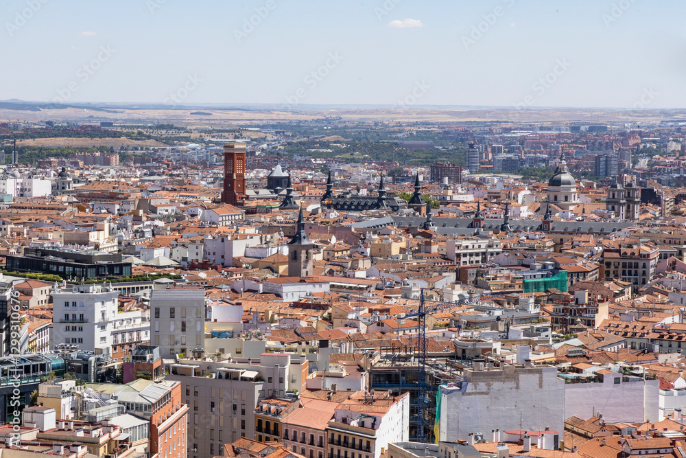 Fototapeta premium Breathtaking rooftop in Madrid with a glass floor, offering a panoramic view of the city from above. A thrilling experience blending urban beauty, height, and adrenaline in the Spanish capital.