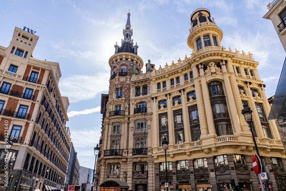 Obraz premium Madrid, a dynamic city where history meets modernity. From its royal palaces and historic squares to cutting-edge architecture and vibrant neighborhoods, it offers a perfect blend of culture and innov