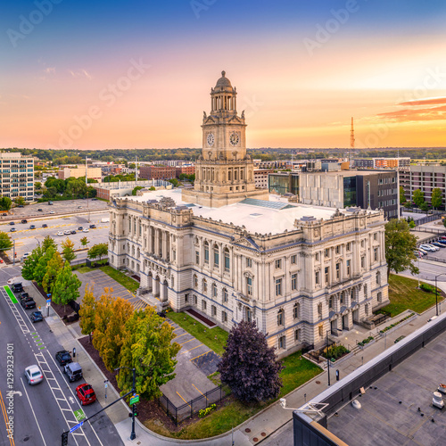 Obraz na płótnie Aerial view of Polk County courthouse, in Des Moines, Iowa at sunset. The Polk County Courthouse was built in 1906 w salonie