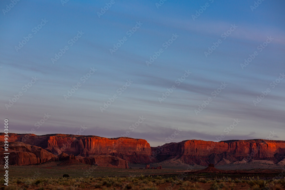 Fototapeta premium Sunset on sandstone buttes in the desert of Monument Valley, in Arizona and Utah.