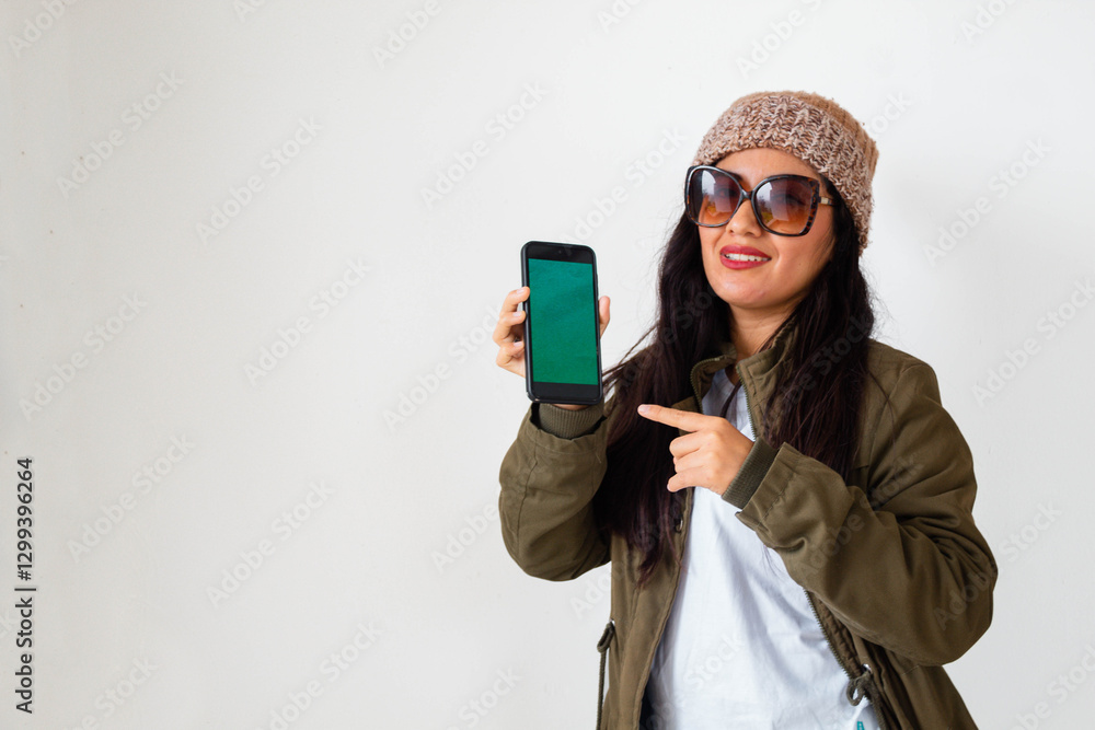 © Yoel Garay - Hermosa joven mujer con chaqueta trabajo feliz mientras usa un teléfono inteligente mirada a un espacio publicidad y aislada en un fondo celular pantalla verde ,gris,contactar,celular, © Yoel Garay - Hermosa joven mujer con chaqueta trabajo feliz mientras usa un teléfono inteligente mirada a un espacio publicidad y aislada en un fondo celular pantalla verde ,gris,contactar,celular,