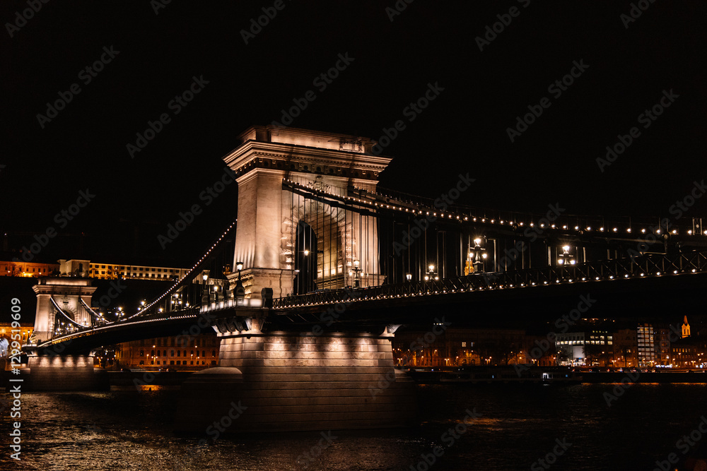 Obraz premium Széchenyi Chain Bridge illuminating Budapest at night