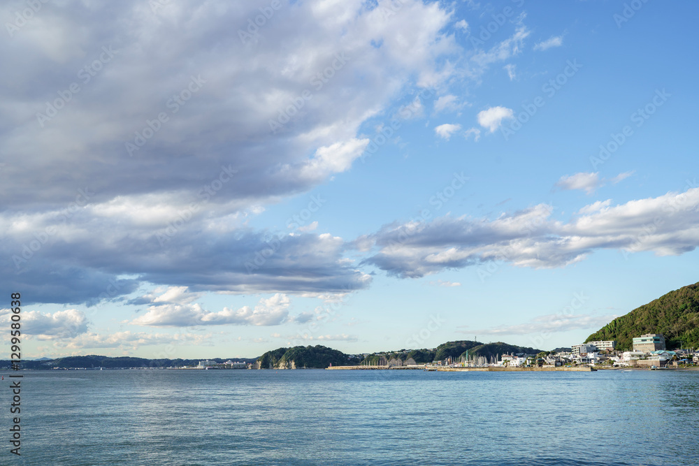 Fototapeta premium 爽やかな青空と穏やかな波が広がる葉山・一色海岸の風景 