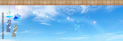 Foto 夏の風物詩　青空に揺れるガラスの風鈴と縁側のすだれ