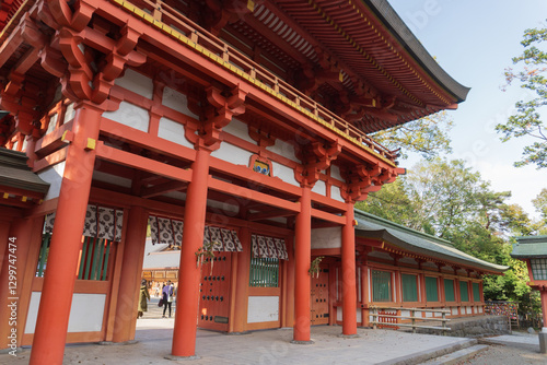 Tableau sur toile 日本：武蔵一之宮　氷川神社／朱塗りの楼門／埼玉県さいたま市大宮区・3月