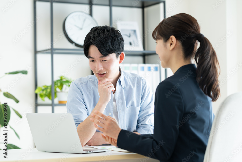 プランナーに相談する若い男性