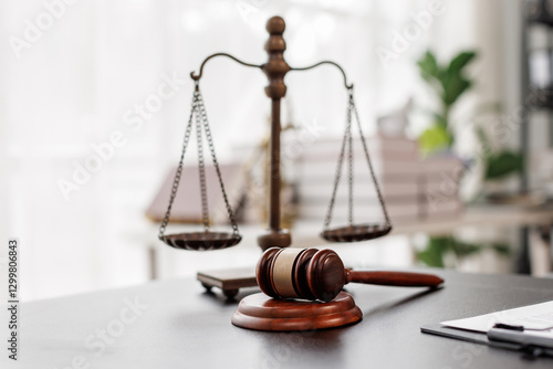 Fotografia Justice statue, gavel, with LAW Justice lawyers having team meeting at law firm background