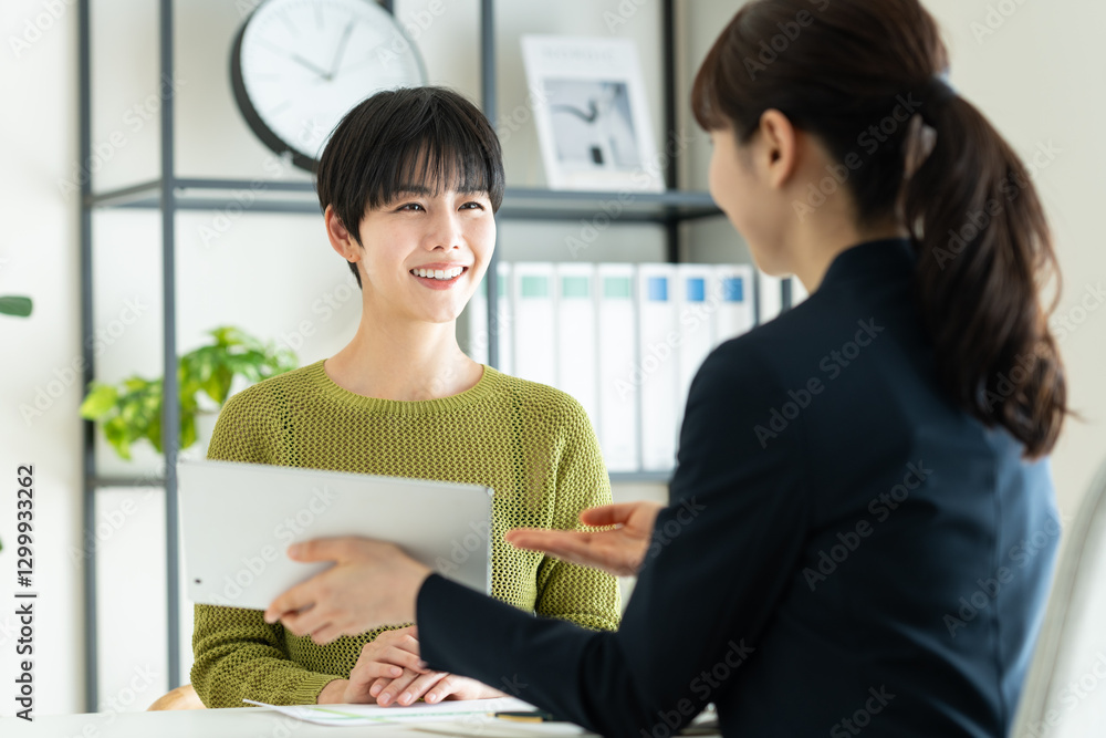 プランナーに相談する若い女性 プランナーに相談する若い女性