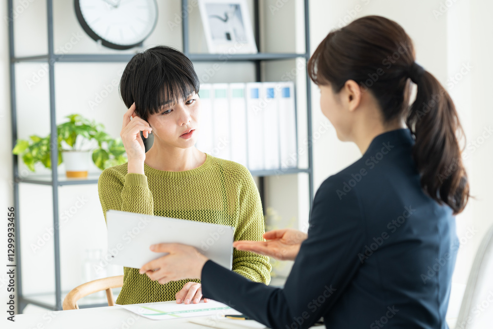 プランナーに相談する若い女性 プランナーに相談する若い女性