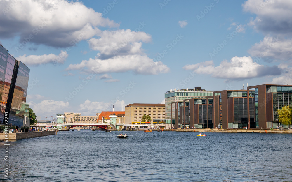 Naklejka premium Havneløbet inner harbor, boats, Knippelsbro, and modern government buildings, Copenhagen, Denmark