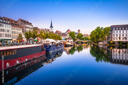 Obraz na płótnie Town of Strasbourg canal and historic architecture evening view w salonie