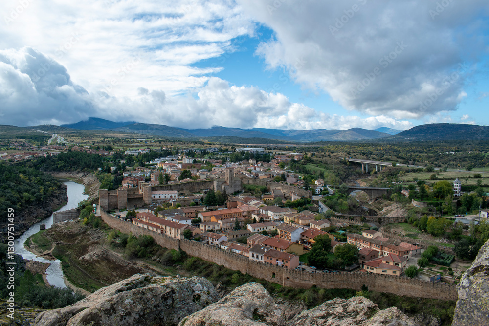 Obraz premium Buitrago del Lozoya: Medieval Town View