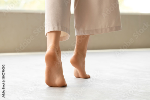 Young woman with flat feet ...