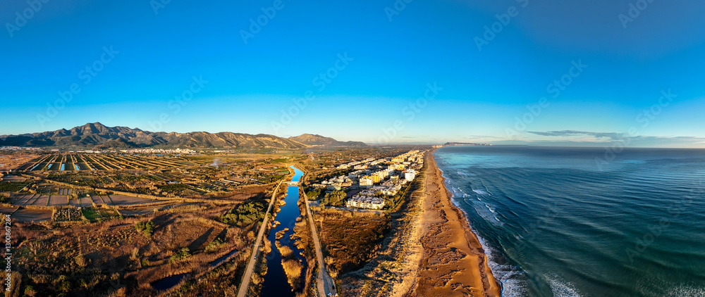 Panorámica de la playa de Xeraco y su rio al amanecer. A vista de drone.