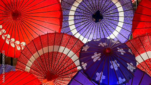 画面いっぱいに並んだ和傘 和風 伝統 背景素材