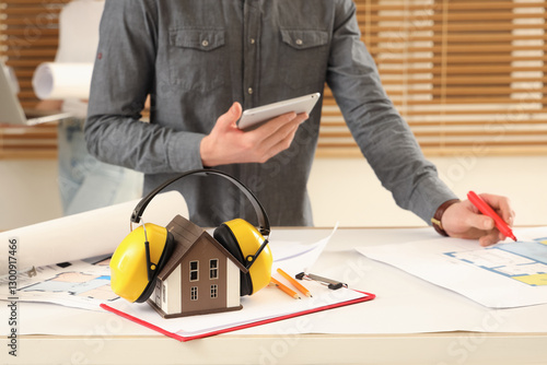 House model with hearing pr...