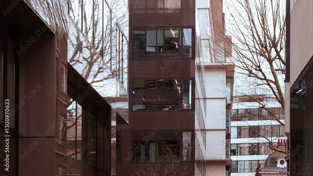 Obraz premium Elegant historical buildings in London with unique architectural charm