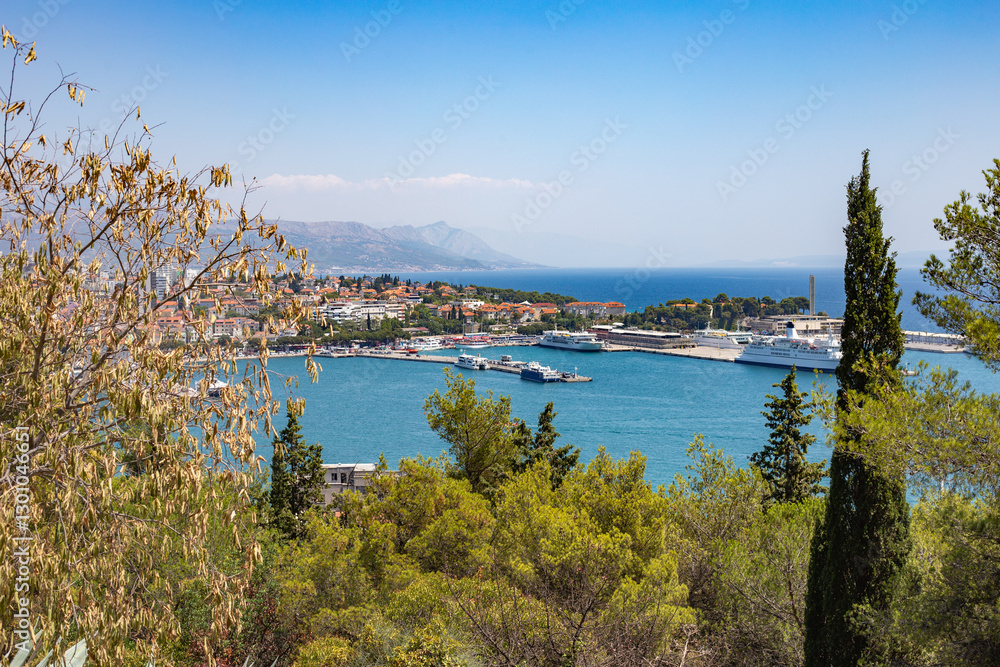 Fototapeta premium view to split harbour