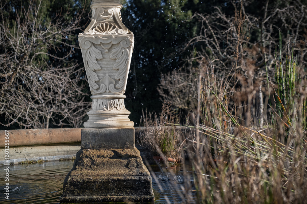 Obraz premium Marble carved base detail with droplets