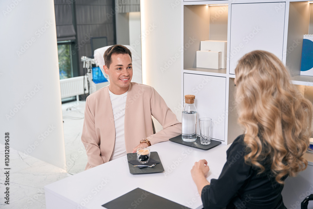 Obraz premium Smiling brunette man visiting cosmetologist office