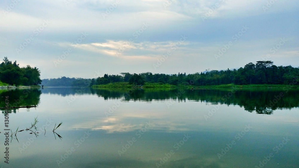 Obraz premium reflection of trees in water
