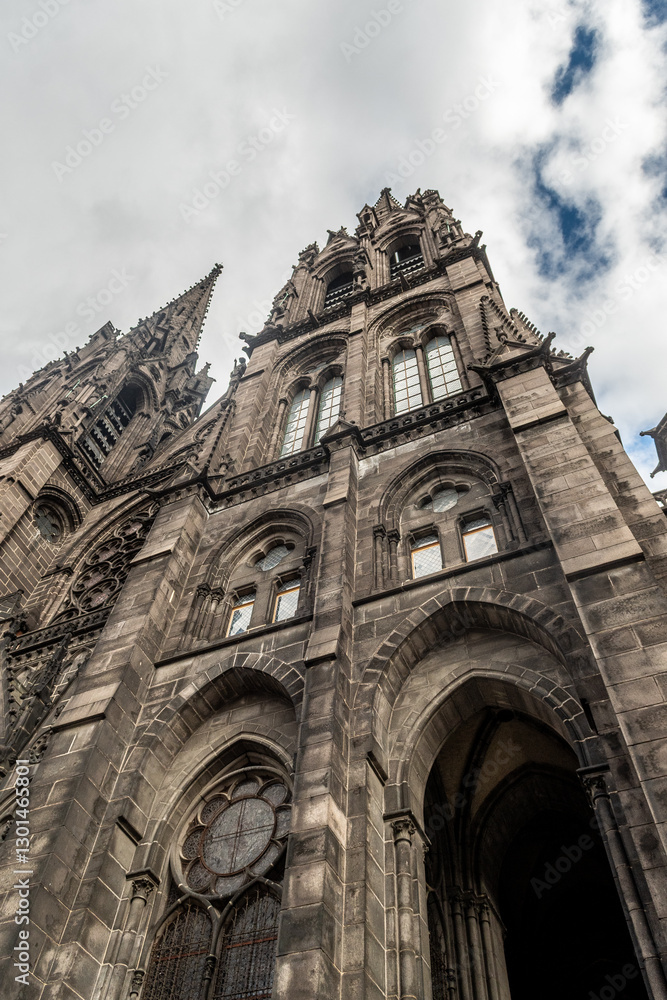 Fototapeta premium La cathédrale Notre-Dame de Clermont-Ferrand dans le centre ville