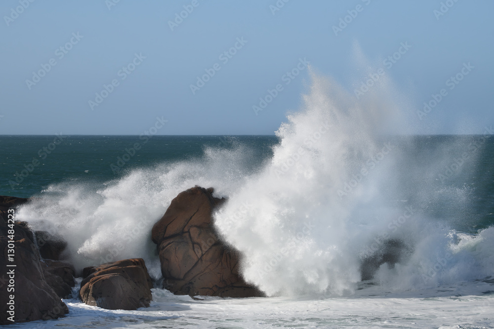 Obraz premium Vagues et écume sur la côte bretonne