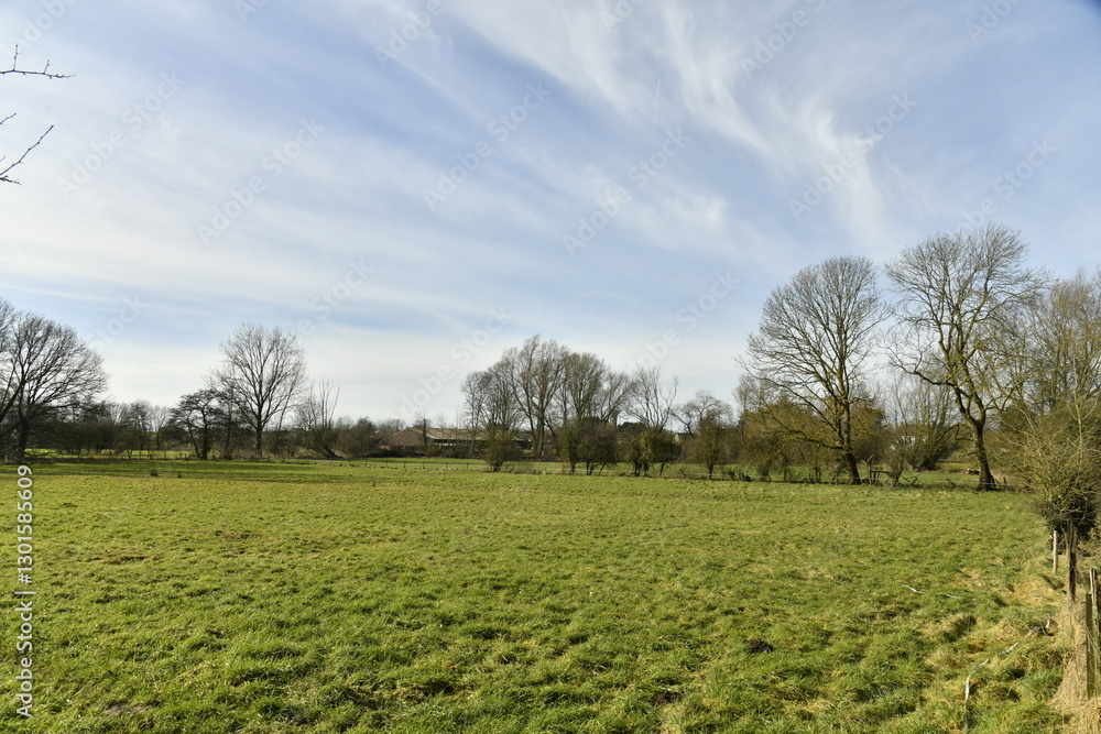 Obraz premium Paysage rural sous les cirrus dans le ciel bleu à Ghislenghien (Ath) 