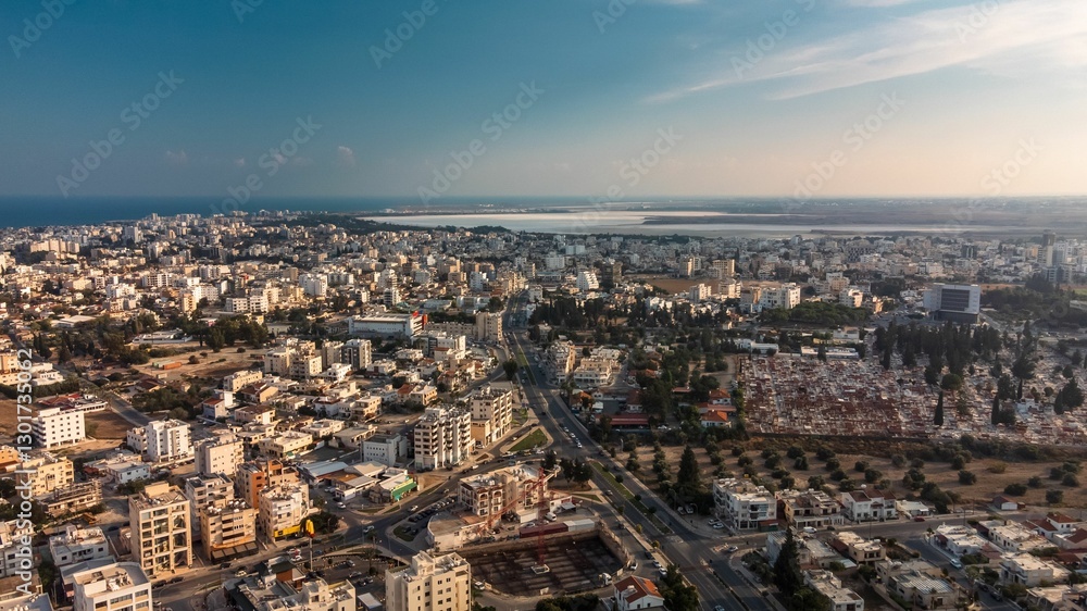 Obraz premium Aerial view of Larnaca, Cyprus, showcasing urban sprawl.