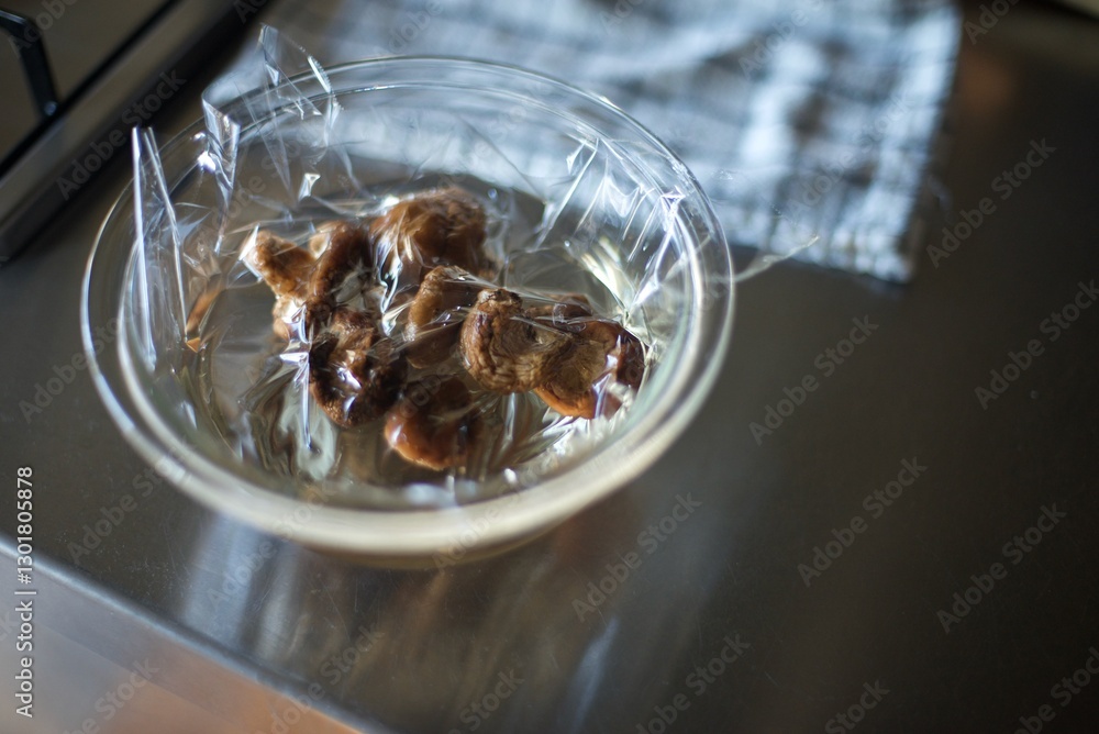 Fototapeta premium ラップをかけて干し椎茸を水で戻しているところ
