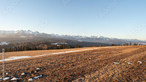 Fototapeta Naklejka Na Ścianę i Meble -  Widok na Tatry z Przełęczy nad Łapszanką, przedwiośnie w górach