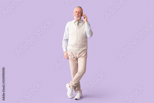 Senior man talking by mobil...