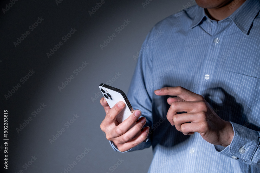 詐欺や犯罪かも‼︎スマホを操作する男性