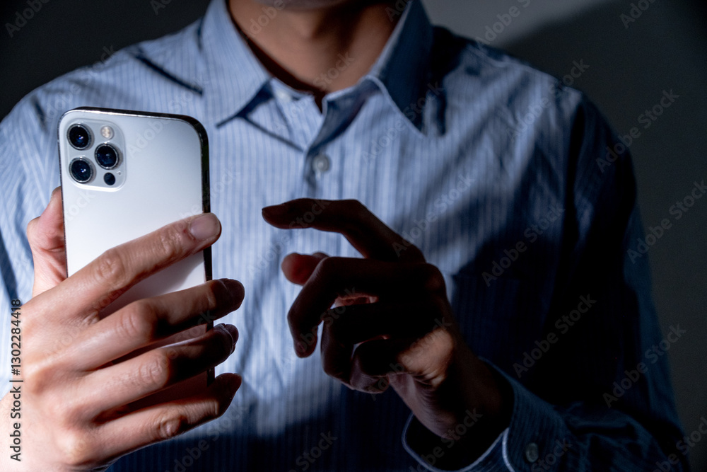 詐欺や犯罪かも‼︎スマホを操作する男性