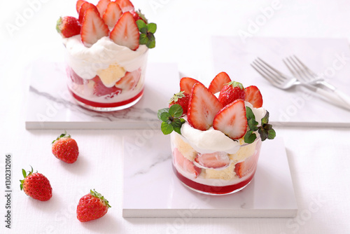 Home made strawberry trifle for cherry blossom viewing sweets　いちごのトライフル　お花見スイーツ　春のスイーツ