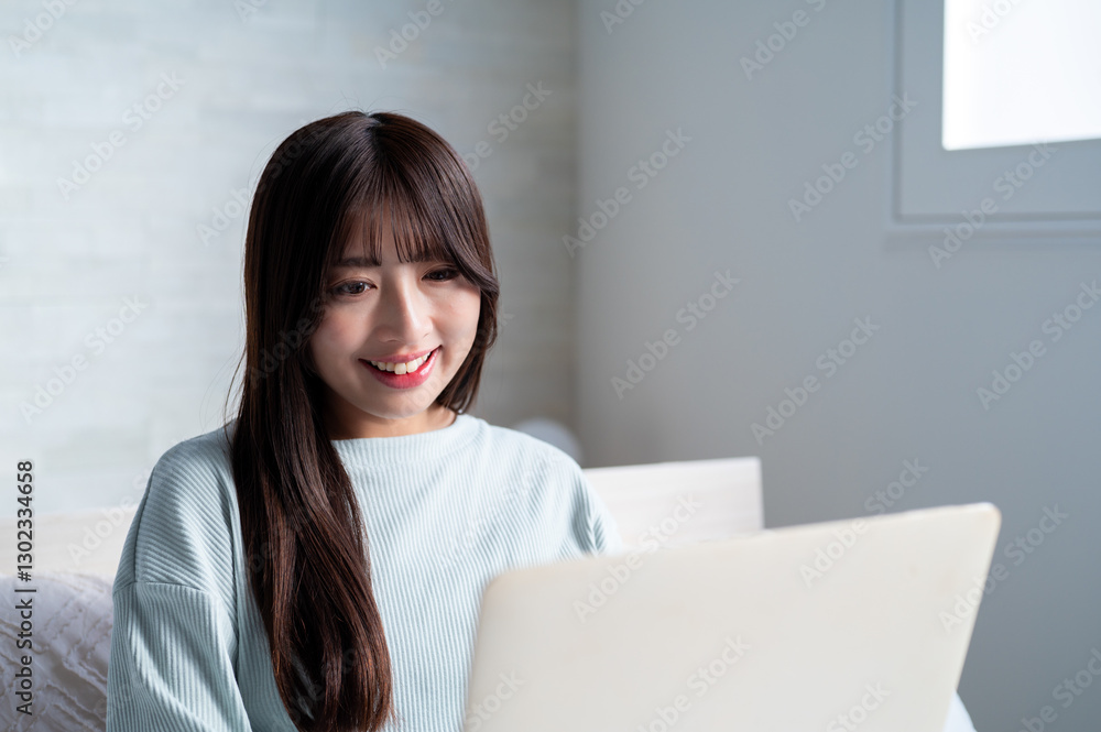 笑顔でパソコン操作をする日本人女性 笑顔でパソコン操作をする日本人女性