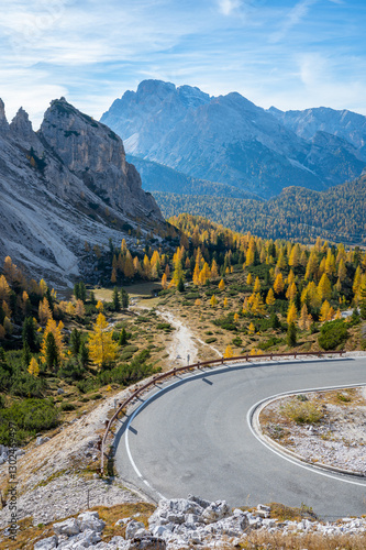Serpentine in den herbstlichen Dolomiten