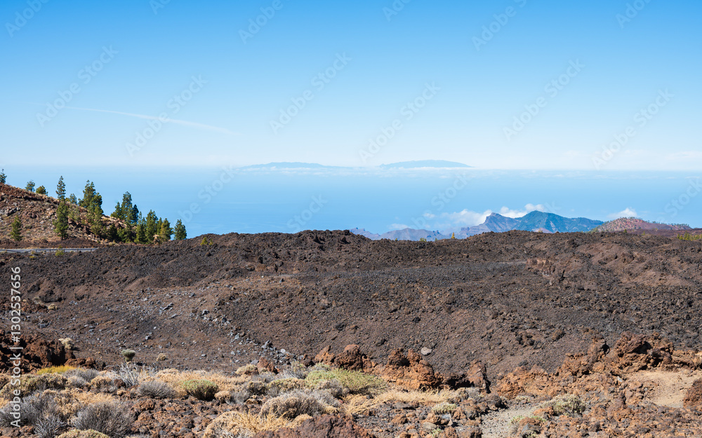 Blick über die Lavafelder vom Teide Nationalpark auf die Nachbarinsel von Teneriffa: La Palma