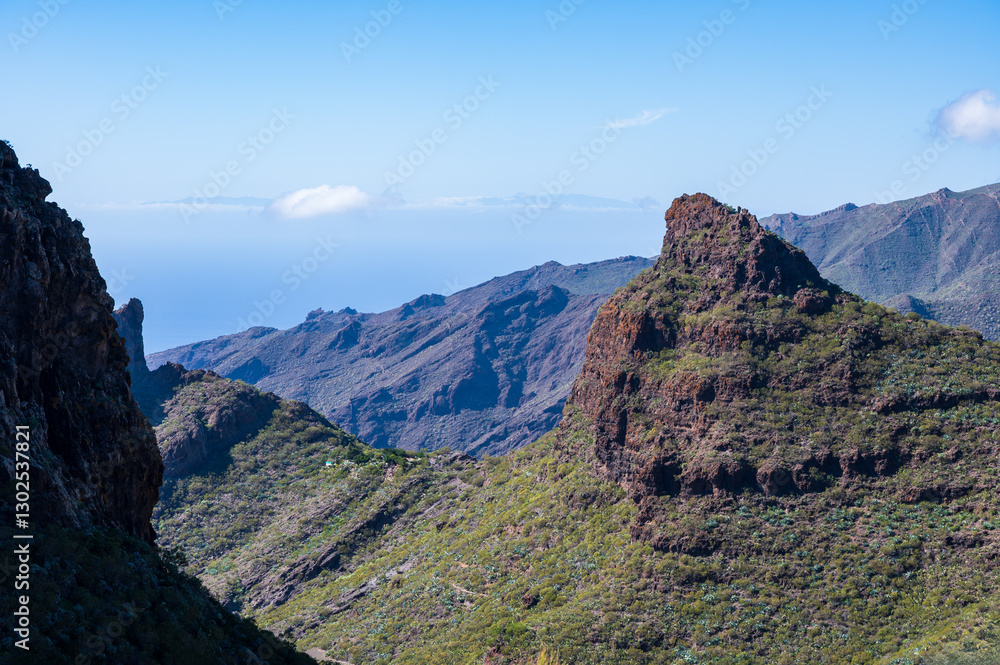 Blick über die Schluchten des Teno Gebirges im Westen der Kanareninsel Teneriffa, im Hintergrund die Nachbarinsel La Palma, Spanien