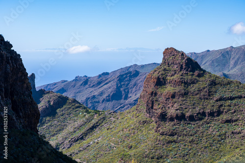 Obraz na płótnie Blick über die Schluchten des Teno Gebirges im Westen der Kanareninsel Teneriffa, im Hintergrund die Nachbarinsel La Palma, Spanien w salonie