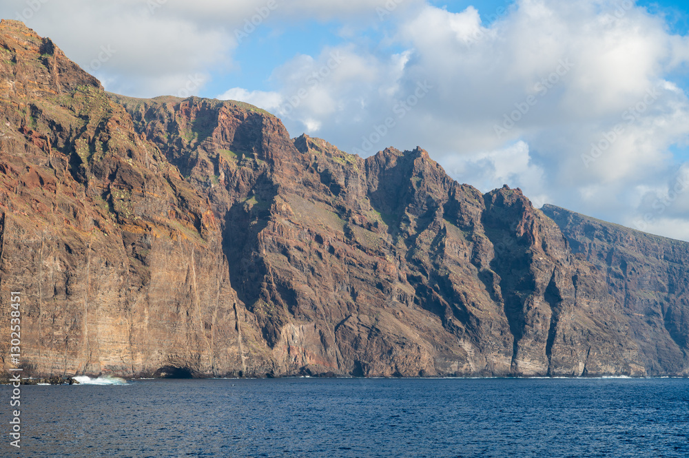 Felswände von Los Gigantes auf der vulkanischen Kanareninsel Teneriffa, Spanien