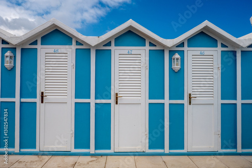 Le tipiche coloratissime cabine delle spiagge della Romagna sul Mar Adriatico a Riccione, Italia