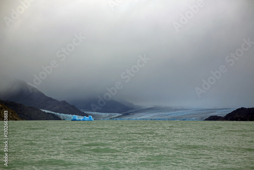 Bild auf Leinwand Imagen del Glaciar Viedma en el Lago Argentino, El Calafate, Santa Cruz, Argenti