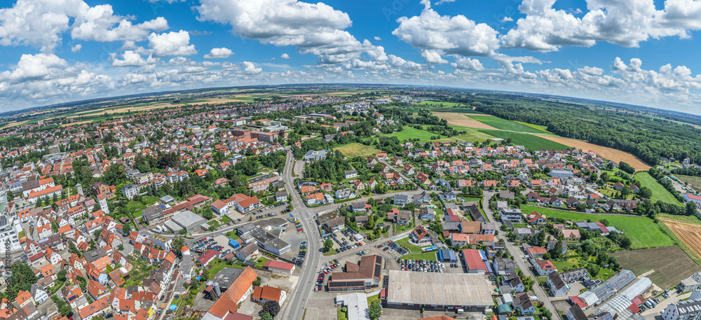 Die schwäbische Kreisstadt Dillingen an der Donau aus der Vogelperspektive