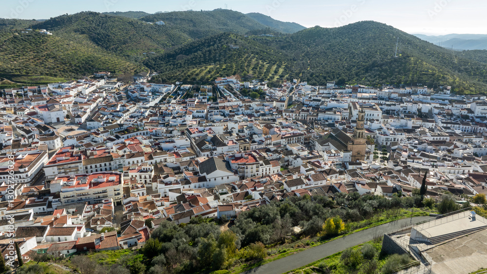 Fototapeta premium Municipio de Constantina en la sierra norte de Sevilla, Andalucía 