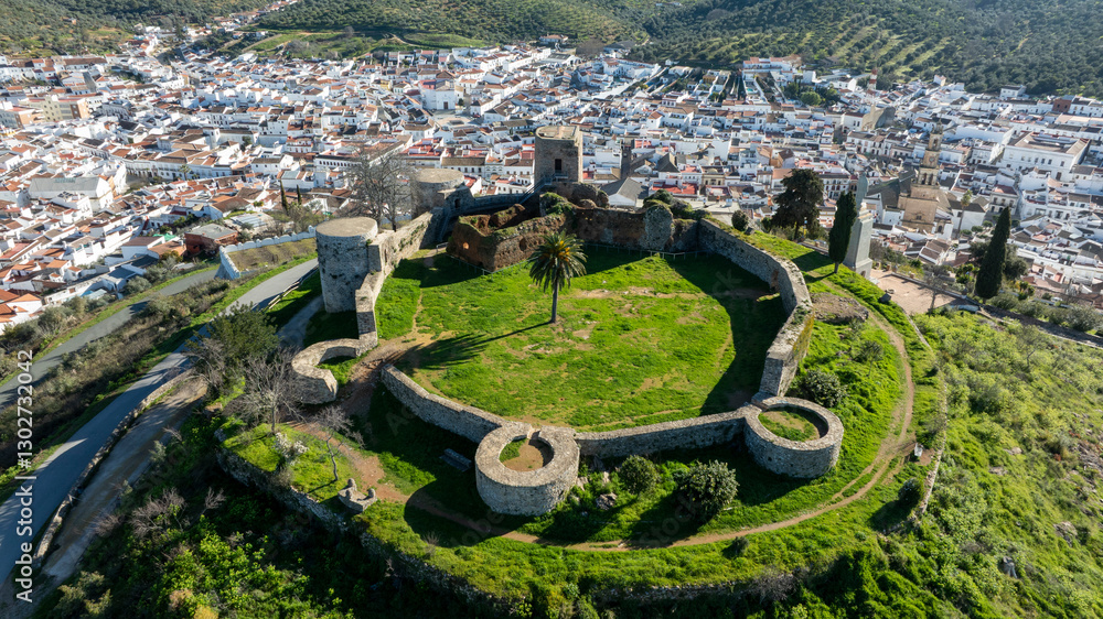 Fototapeta premium vista del castillo de Constantina en la provincia de Sevilla, Andalucía